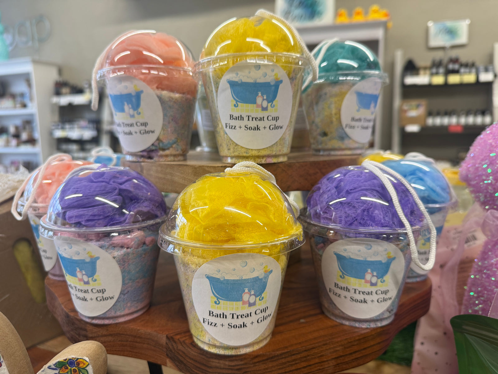 'Bath Treat Cup – Fizz + Soak + Glow (Bath Dust Soak with Loofah | Fresh Clean Scents)